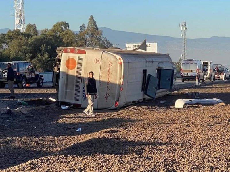 3 muertos y 25 heridos tras volcadura de peregrinos