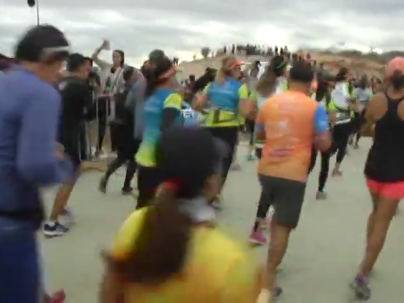 3 participantes esperan en Los Cabos Half Marathon