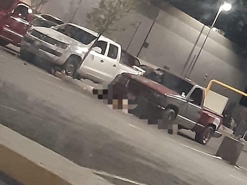 3 personas son asesinadas en estacionamiento de supermercado en Calera