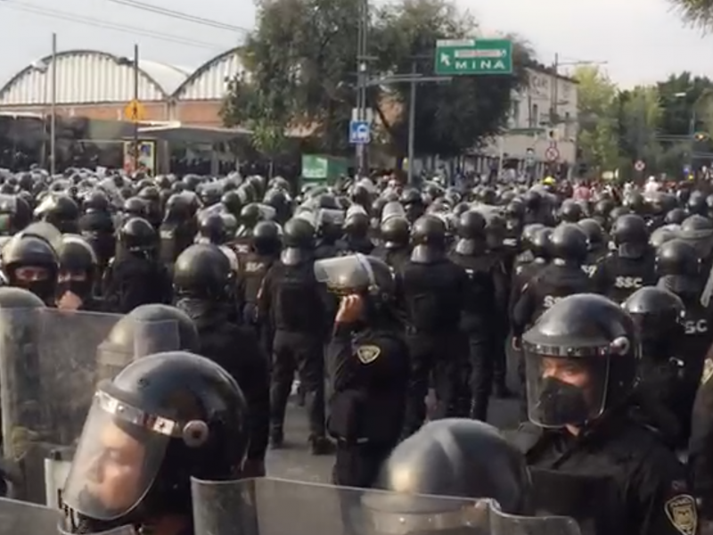 4 policías lesionados por 