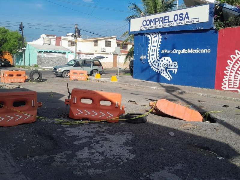 3 socavones invaden la calle JM Arrillaga en Los Pinos