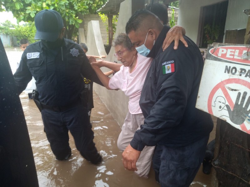 30 familias son evacuadas en San Blas