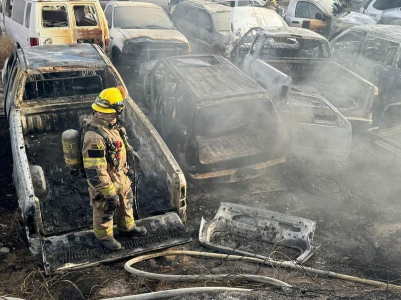 30 vehículos incendiados en corralón de San José