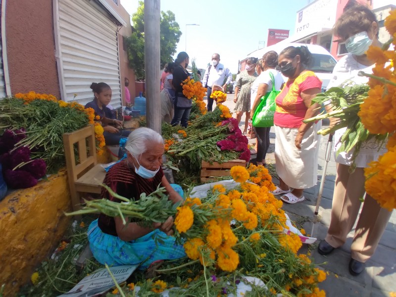 300 comerciantes atienden demanda de día de muertos en Tehuantepec