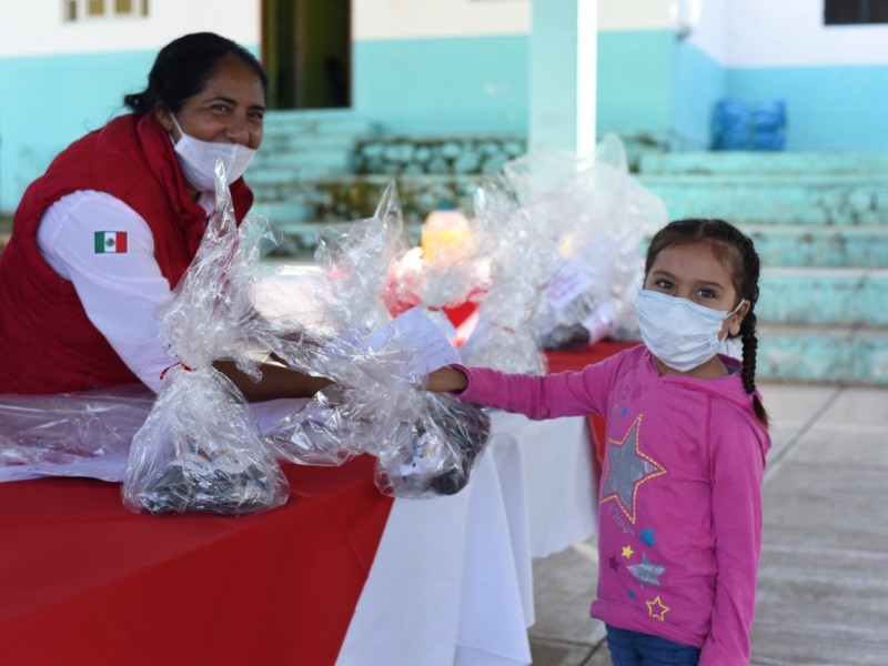 310 estudiantes de CONAFE reciben zapatos escolares