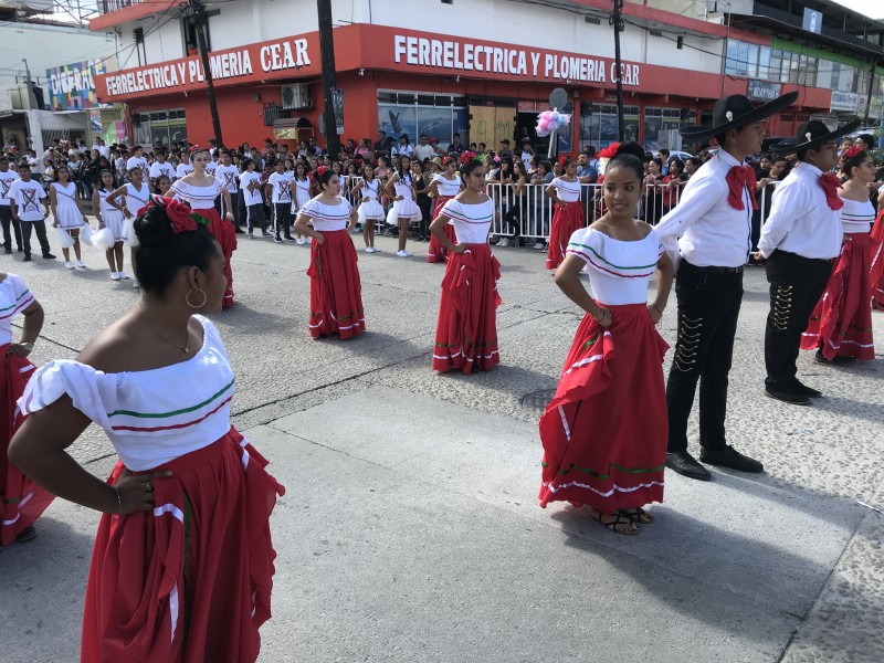 34 escuelas participan en desfile de la Revolución