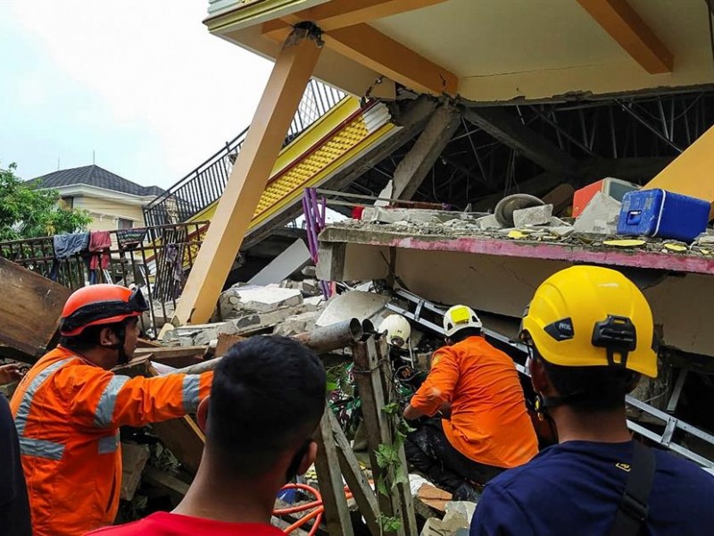 34 muertos tras fuerte sismo en Indonesia