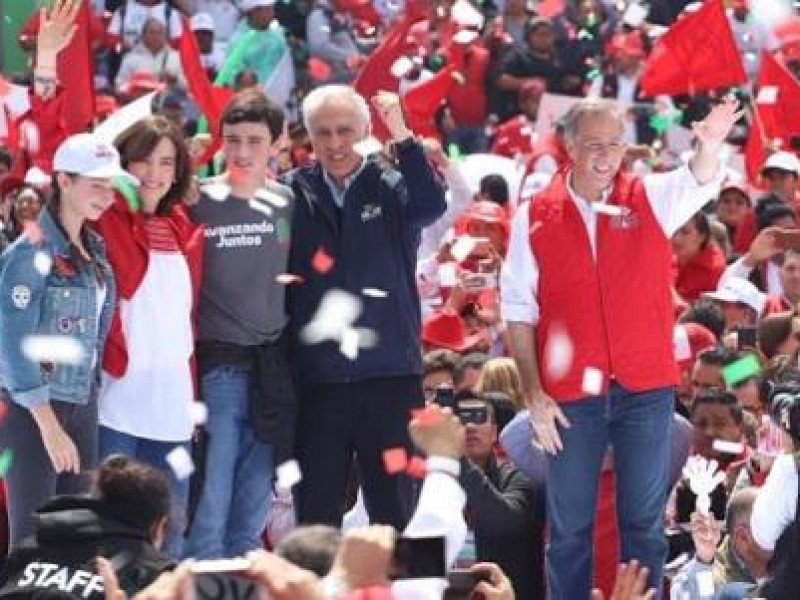 35 mil personas acompañan a Meade en cierre