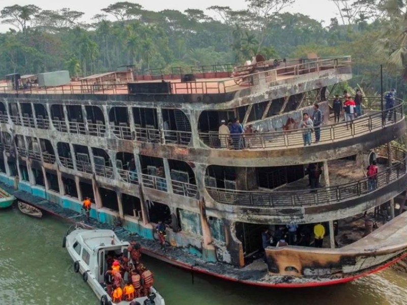 36 muertos por incendio de un ferry en Bangladesh