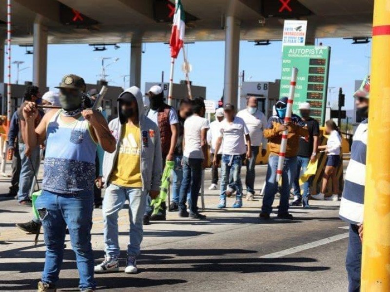 37 detenidos por distubios en caseta de Actatlán de Juárez