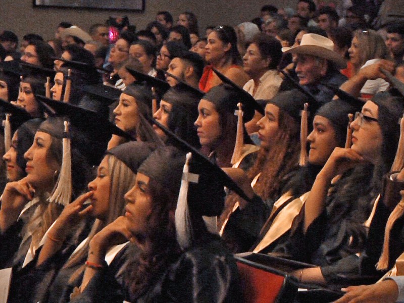 37 egresados de la Universidad Pedagógica Nacional