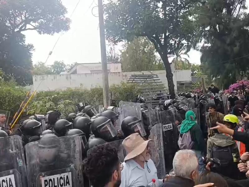 39 detenidos y 28 elementos policiales heridos durante enfrentamientos en Casa Jalisco
