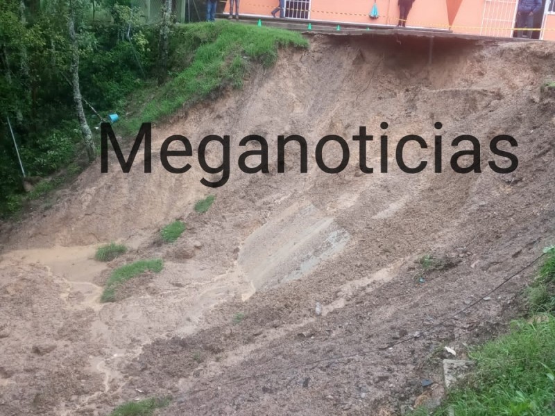 4 días de lluvia afecta escuela y casas: Cuaxuxpa, Ajalpan