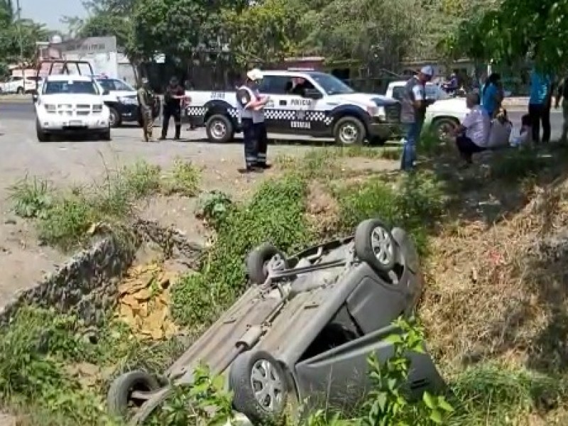 4 lesionados deja volcadura en la carretera Veracruz-Xalapa