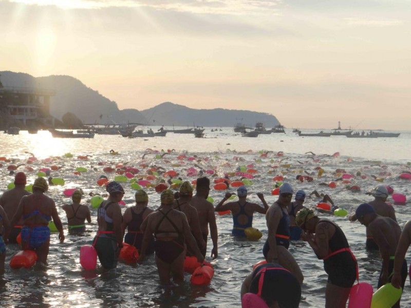4 mil nadadores participan en el Maratón Internacional de Acapulco
