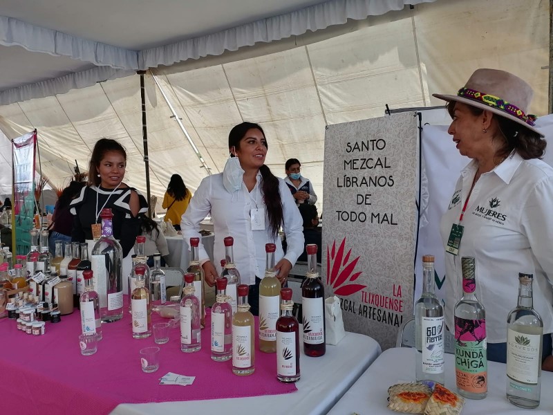 4 mujeres en la región, buscan registrar marca de mezcal