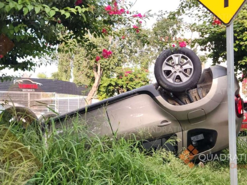 4 vehículos accidentados provoco volcadura de camioneta en Santa Cruz Xoxocotlán, Oaxaca