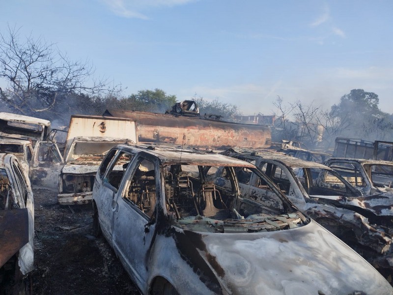 40 vehículos de un corralón se quemaron durante un incendio