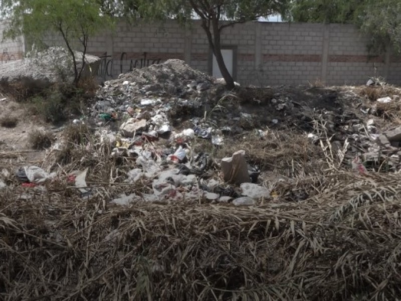 400 familias vulnerables; maleza y basura en Dren de Valsequillo