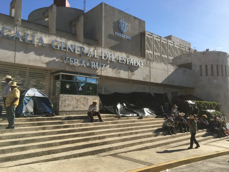 400 Pueblos retira campamento de Plaza Lerdo