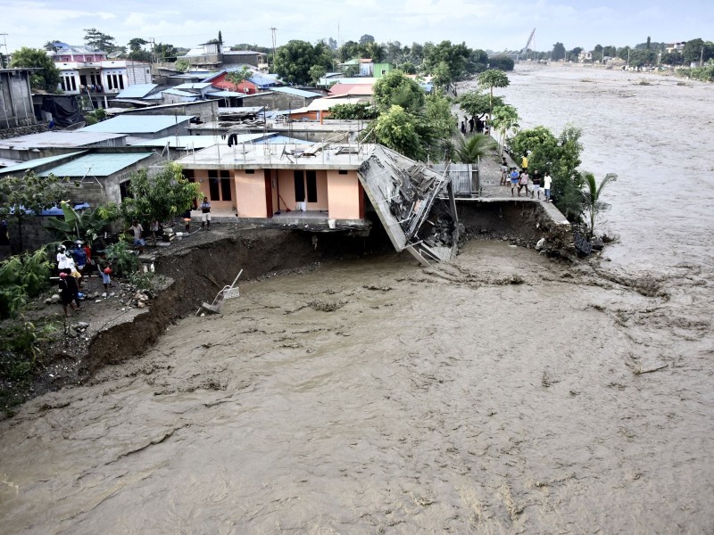43 muertos y 27 desaparecidos por inundaciones en Indonesia