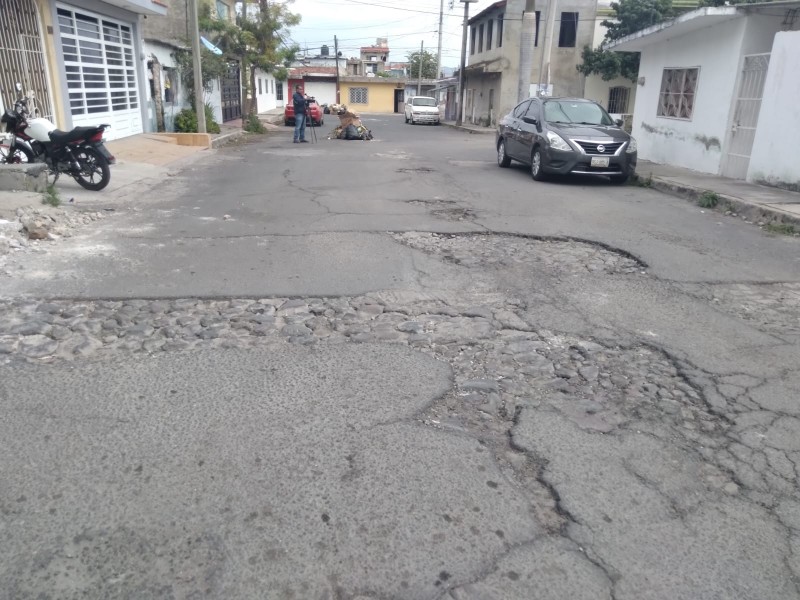 Cinco años sin reparar baches de la calle privada Veracruz
