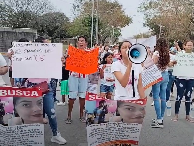 5 días desaparecida, familiares bloquean calle en Veracruz