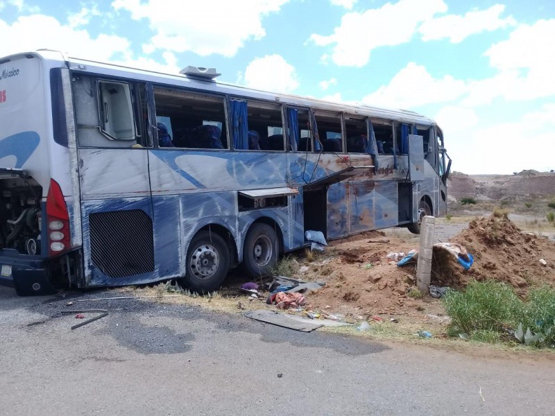 5 muertos y 10 heridos por volcadura de autobús
