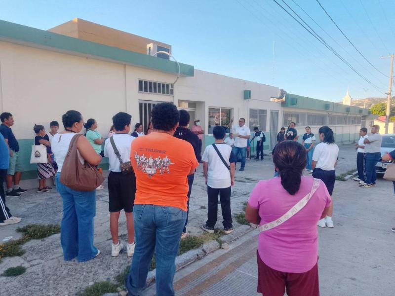 5 semanas sin energía eléctrica, protestan docentes y padres en Salina Cruz
