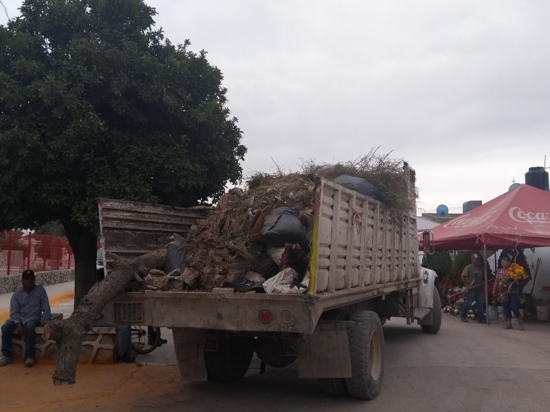 Sacan de panteones 50 toneladas de basura