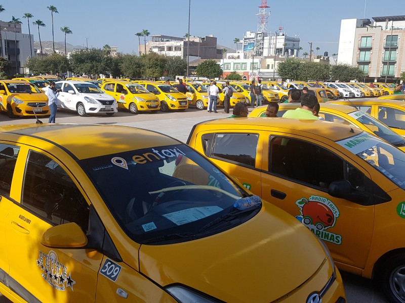 500 taxistas se manifiestan en Plaza Mayor