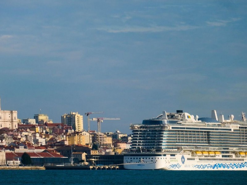 52 casos COVID en crucero retenido en Lisboa