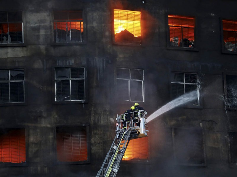 52 muertos tras fuerte incendio en fábrica de Bangladesh