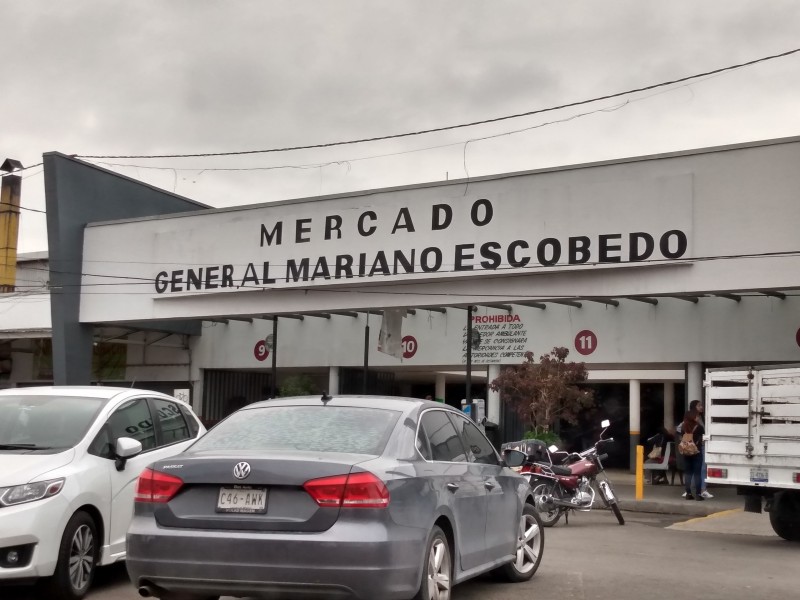 54 comerciantes retirados del mercado Escobedo