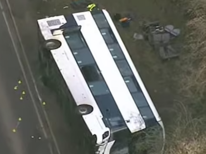 54 lesionados deja volcadura de autobús en en Reino Unido