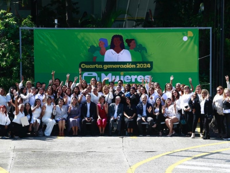 56 mujeres se gradúan como conductoras del transporte público