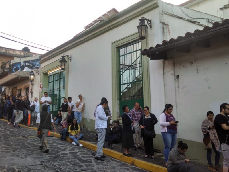 6 cuadras de fila para votar en ayuntamiento