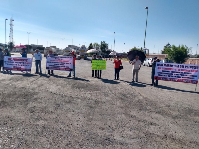 609 jubilados y trabajadores  de Pemex sin seguro médico