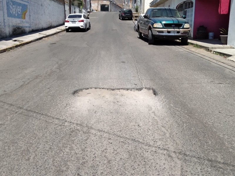 7 meses sin atender bache en calle Julián Gascón Mercado