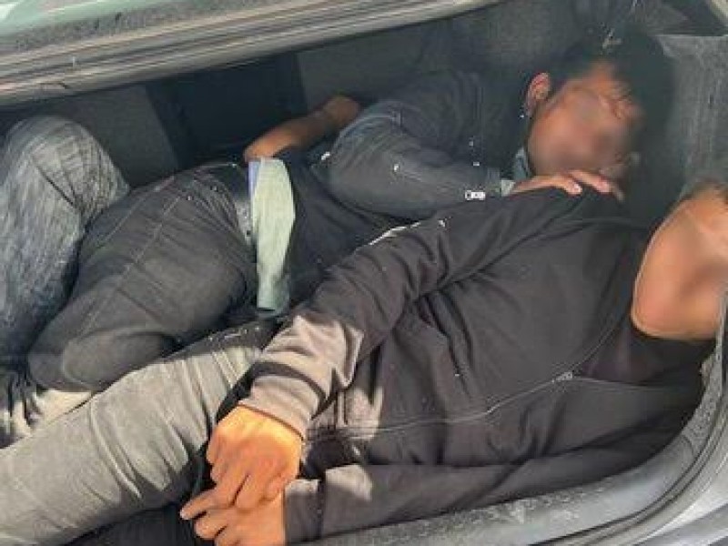 7 Migrantes indocumentados viajaban ocultos en auto