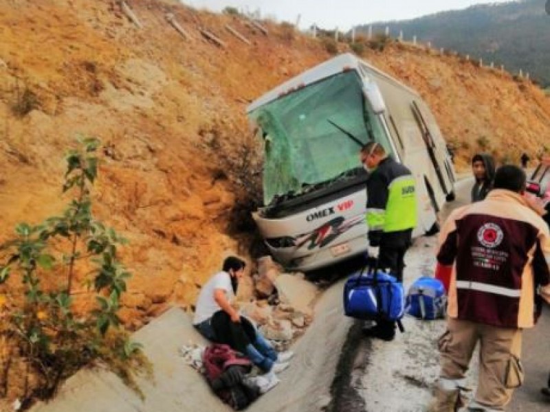 7 muertos y 35 heridos por volcadura en Acambay, Edomex