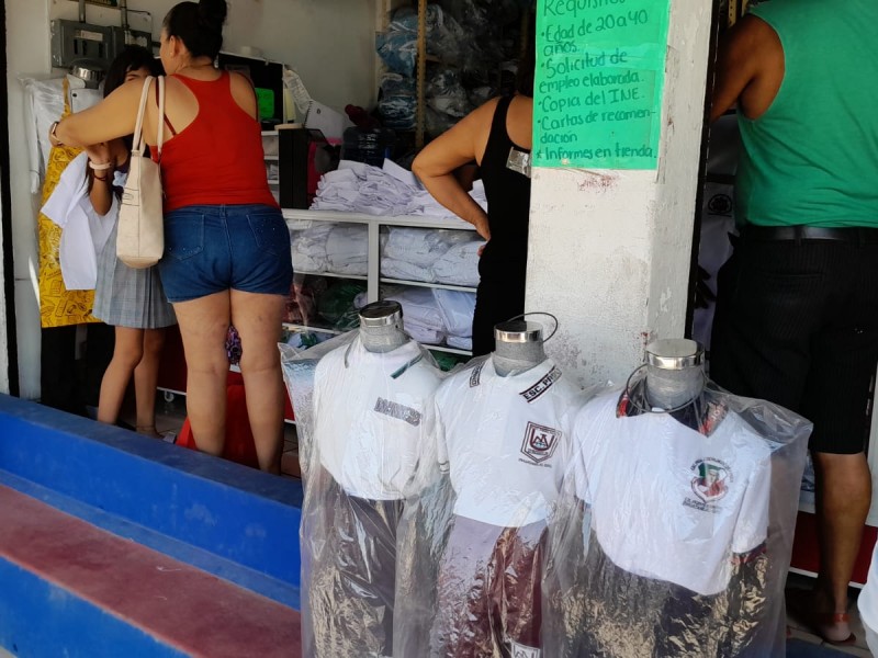 700 a 1500 pesos gastan en uniformes, aseguran padres