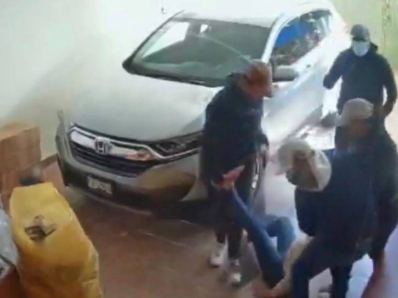 8 sujetos golpean y asaltan en su propio hogar a doctora