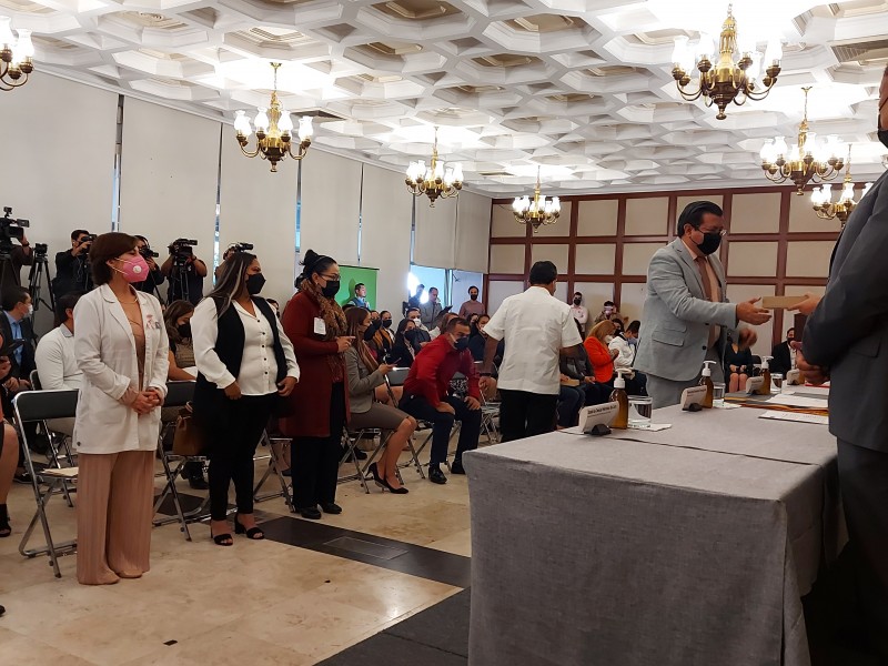 81 médicos reciben Condecoración Miguel Hidalgo