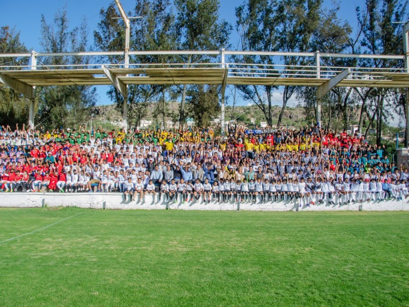 850 reciben uniformes deportivos en El Marqués