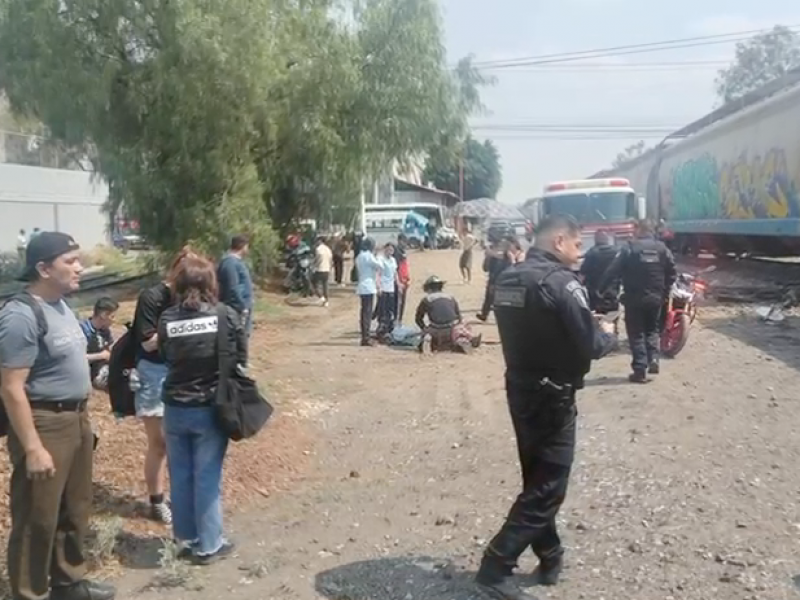 9 lesionados deja accidente entre un camión y un tren
