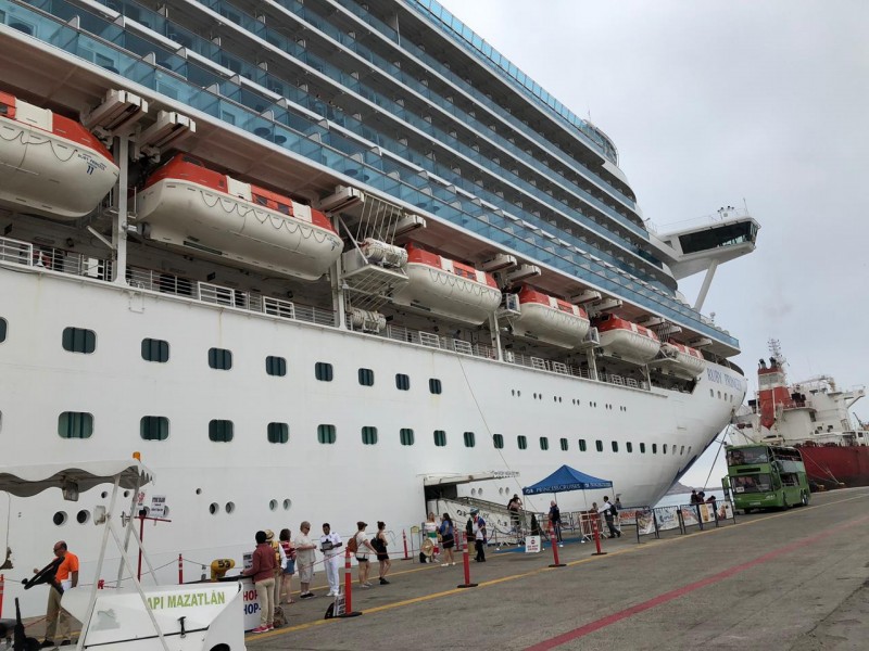 9 mil cruceristas atracan en dos transatlánticos