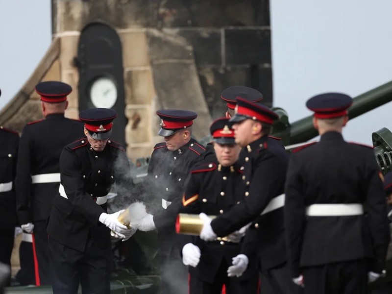 96 cañonazos, campanadas y flores en homenaje a la Reina