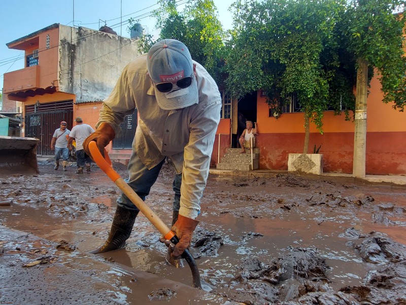 A seis meses del huracán continúan sacando lodo en Acaponeta