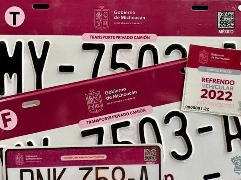 A cuentagotas contribuyentes reciben sus placas en Zamora